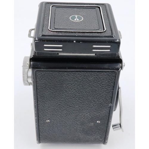 170A - Yashica Mat camera, number 630643, leather cased with instruction manual. P&P Group 1 (£14+VAT for t... 