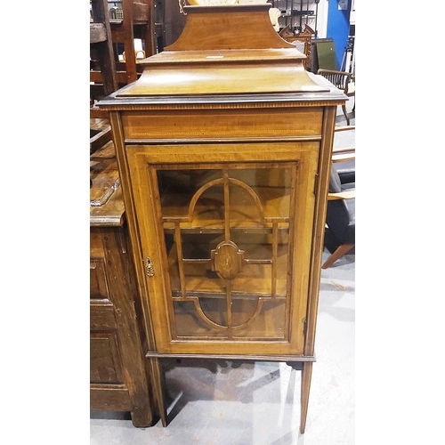 2191 - An Edwardian inlaid mahogany single door vitrine, with stepped top and upstand, 56 x 34 x 135 cm H. ... 