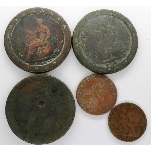 3071 - Three Victorian pennies and two Victorian farthings (5). P&P Group 0 (£5+VAT for the first lot and £... 