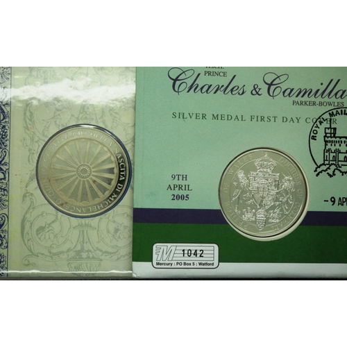 3098 - Michelangelo 500th Anniversary silver coin cover, issued by John Pinches, within folder with CoA, to... 