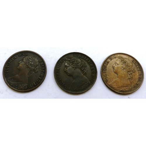 3120 - Three bronze Queen Victoria farthings. P&P Group 0 (£5+VAT for the first lot and £1+VAT for subseque... 