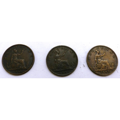 3120 - Three bronze Queen Victoria farthings. P&P Group 0 (£5+VAT for the first lot and £1+VAT for subseque... 