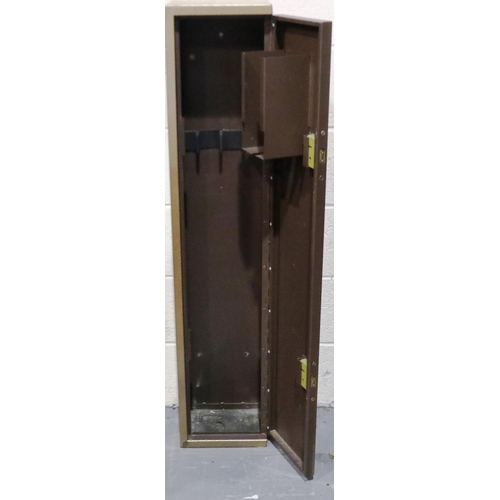 2027 - Four section double locking rifle/shotgun cabinet with four keys. Not available for in-house P&P