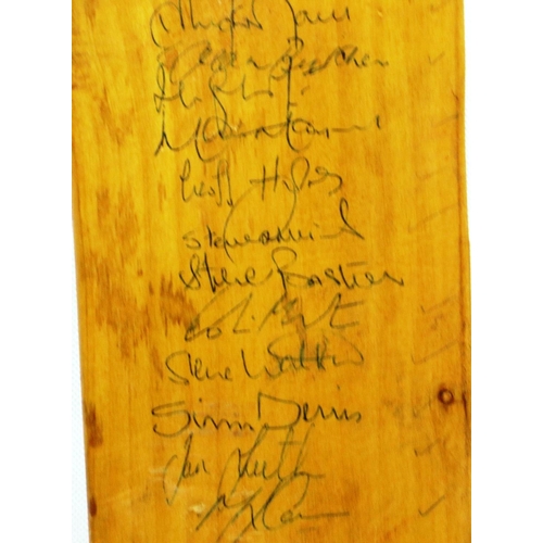 2033 - Duncan Fearnley cricket bat, signed by the 1989 Lancashire cricket team. P&P Group 2 (£18+VAT for th... 