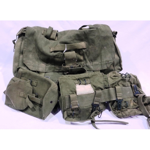 2095 - An American Gulf War period kit bag with contents. P&P Group 3 (£25+VAT for the first lot and £5+VAT... 