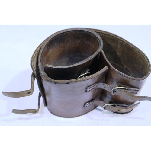 2099 - A pair of British WWII brown leather officers gaiters. P&P Group 1 (£14+VAT for the first lot and £1... 