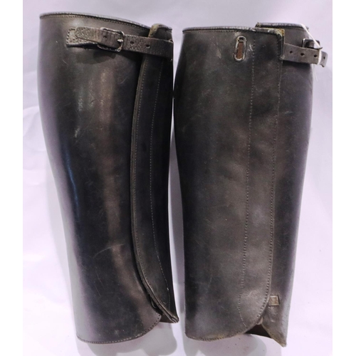 2101 - A pair of military issue black leather cavalry knee guards. P&P Group 2 (£18+VAT for the first lot a... 