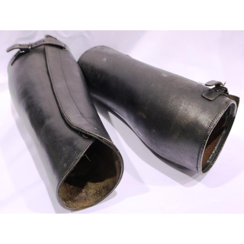 2101 - A pair of military issue black leather cavalry knee guards. P&P Group 2 (£18+VAT for the first lot a... 