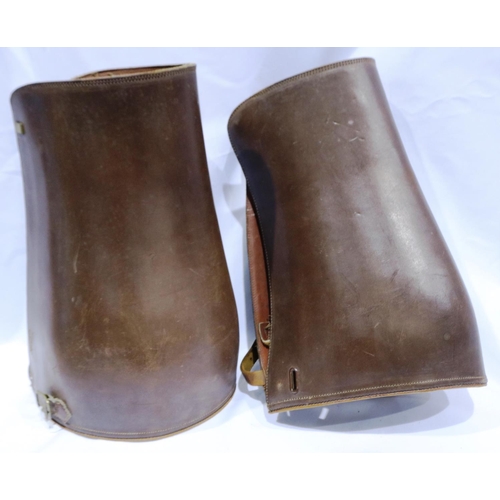 2102 - A pair of British military issue brown leather cavalry knee guards. P&P Group 2 (£18+VAT for the fir... 