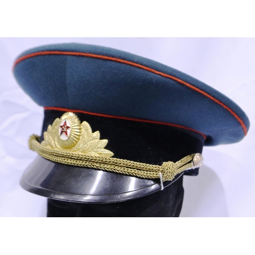 2123 - A Soviet Naval commanders visor cap with gold braid. P&P Group 2 (£18+VAT for the first lot and £3+V... 