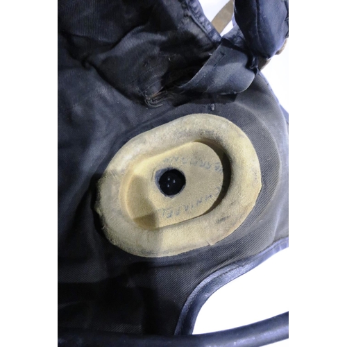 2134 - An East German pilots helmet with headphone cord. P&P Group 2 (£18+VAT for the first lot and £3+VAT ... 