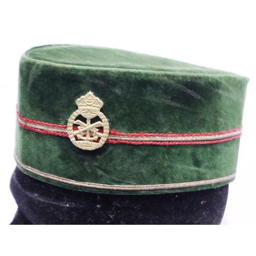 2135 - Brunei Sultans Personal Guard velvet cap, quilt lined with silvered bands. P&P Group 2 (£18+VAT for ... 