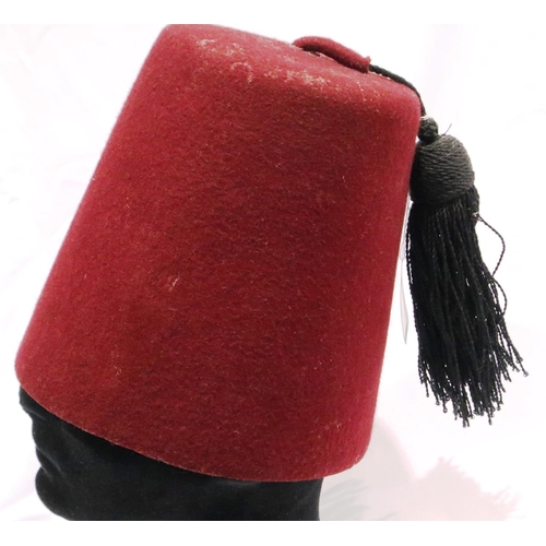 2140 - Egyptian Police fez with broad arrow dated 1963. P&P Group 1 (£14+VAT for the first lot and £1+VAT f... 