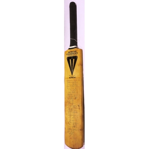 2033 - Duncan Fearnley cricket bat, signed by the 1989 Lancashire cricket team. P&P Group 2 (£18+VAT for th... 