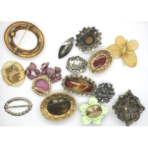 122 - Quantity of costume jewellery brooches. P&P Group 1 (£14+VAT for the first lot and £1+VAT for subseq... 