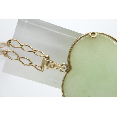 13 - Jade pendant on a 9ct gold mount and chain, chain L: 45 mm, combined 7.7g. P&P Group 1 (£14+VAT for ... 