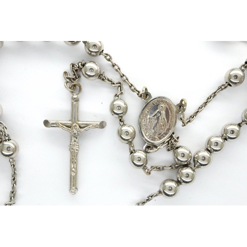 26 - 9ct white gold strand of rosary beads with crucifix, L: 44 cm, 21.2g. P&P Group 1 (£14+VAT for the f... 