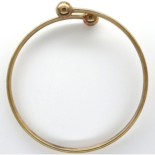 27 - A 9ct gold crossover torq style bangle, D: 65 mm, 5.5g. P&P Group 1 (£14+VAT for the first lot and £... 