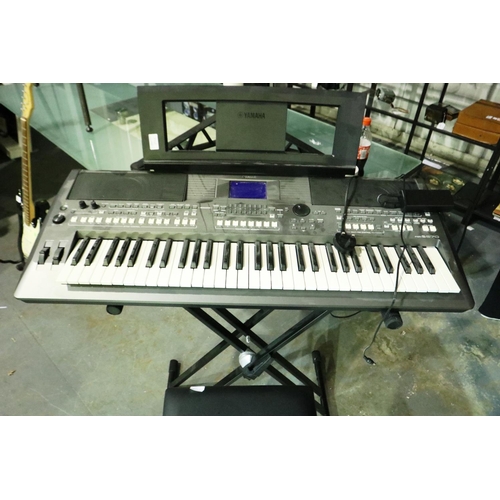 677 - Yamaha PSR-S670 keyboard with stool and stand. All electrical items in this lot have been PAT tested... 