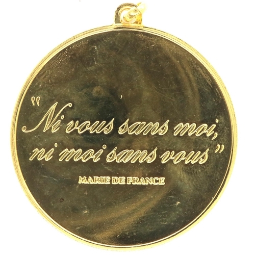 64 - 18ct gold Love Token, inscribed Ni Vous Sans Moi, Ni Moi Sans Vous, D: 32 mm, 15.2g. P&P Group 1 (£1... 