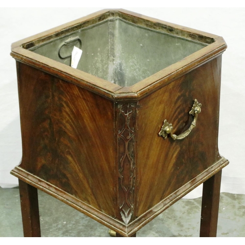 3031 - An early 20th century mahogany cooler raised on four supports with brass castors with lead liner, 29... 