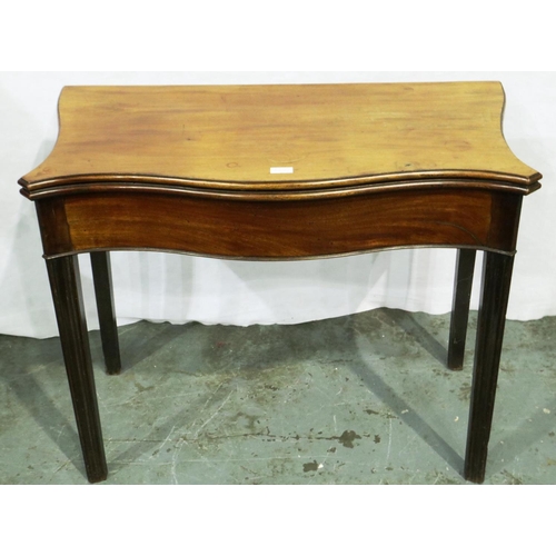 3035 - A 19th century walnut fold over tea table, serpentine fronted, 90 x 91 x 71 cm H (open). Not availab... 