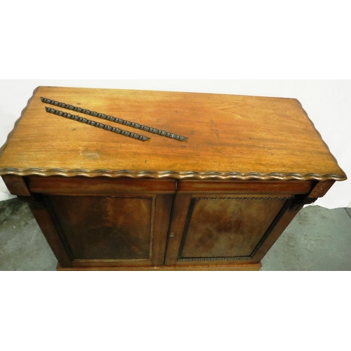 3053 - Victorian mahogany chiffonier with two shallow drawers over two cupboards, 44 x 108 x 91 cm H. Not a... 