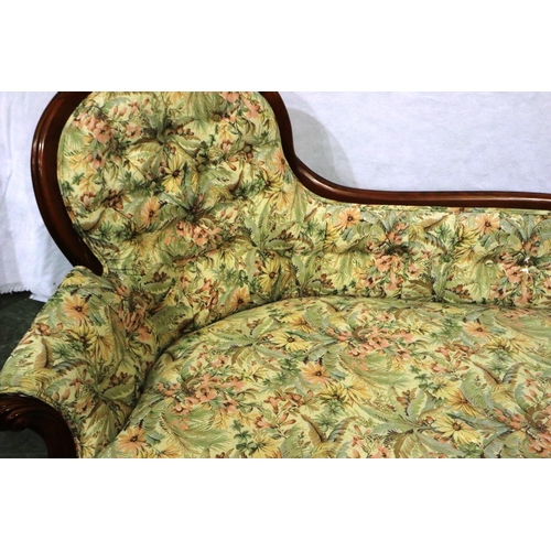 3055 - A 20th century pine framed chaise lounge, upholstered with buttoned upholstery, L: 160 cm. Not avail... 