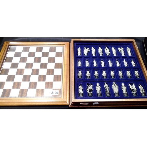 2199 - Danbury Mint chess set with board, complete and near mint. P&P Group 3 (£25+VAT for the first lot an... 