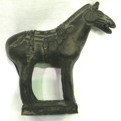 1162 - Chinese (possibly Chung Dynasty) clay fired horse on stand, H: 90 mm. P&P Group 1 (£14+VAT for the f... 