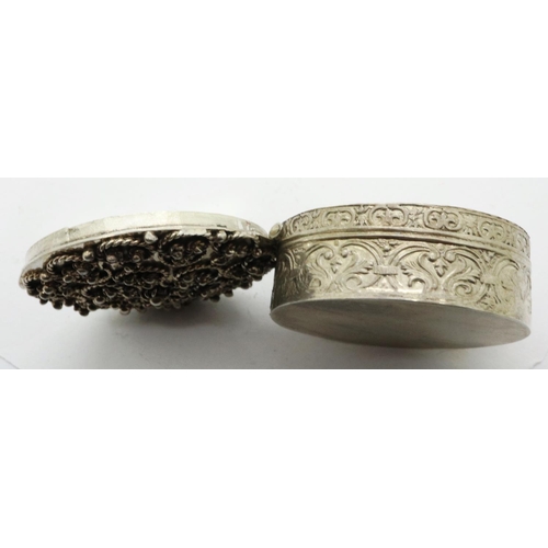 102 - Ornate 800 silver pill box, with beaded cover, D: 30 mm, 11g. P&P Group 1 (£14+VAT for the first lot... 