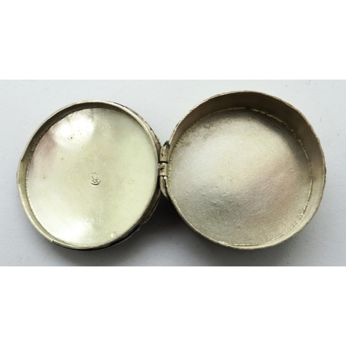 102 - Ornate 800 silver pill box, with beaded cover, D: 30 mm, 11g. P&P Group 1 (£14+VAT for the first lot... 