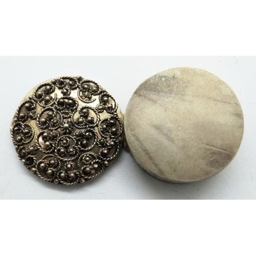 102 - Ornate 800 silver pill box, with beaded cover, D: 30 mm, 11g. P&P Group 1 (£14+VAT for the first lot... 