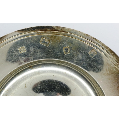 115 - Hallmarked silver circular dish with engraving L&W 1st May R.H.I maker RC, London assay, D: 12 cm, 1... 