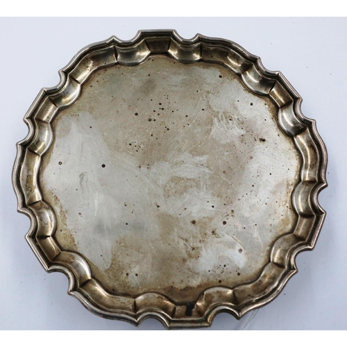 120 - Hallmarked silver Edwardian tri footed dish, 180g, D: 15 cm. P&P Group 1 (£14+VAT for the first lot ... 