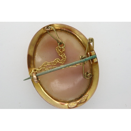 17 - 9ct gold cameo brooch with safety chain, D: 40 mm, 5.3g. P&P Group 1 (£14+VAT for the first lot and ... 