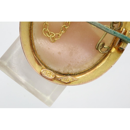 17 - 9ct gold cameo brooch with safety chain, D: 40 mm, 5.3g. P&P Group 1 (£14+VAT for the first lot and ... 