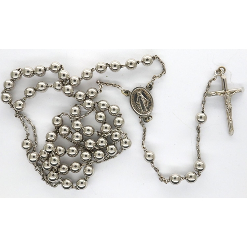 27 - 9ct white gold strand of rosary beads with crucifix, L: 44 cm, 21.2g. P&P Group 1 (£14+VAT for the f... 