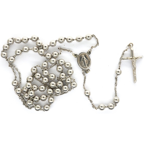 27 - 9ct white gold strand of rosary beads with crucifix, L: 44 cm, 21.2g. P&P Group 1 (£14+VAT for the f... 