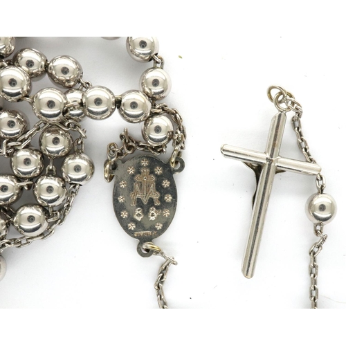 27 - 9ct white gold strand of rosary beads with crucifix, L: 44 cm, 21.2g. P&P Group 1 (£14+VAT for the f... 