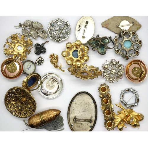 50 - Mixed costume jewellery brooches. P&P Group 1 (£14+VAT for the first lot and £1+VAT for subsequent l... 