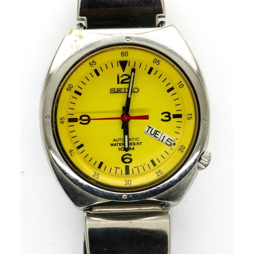 86 - Seiko: automatic water resistant 100M wristwatch, with yellow dial and day and date aperture, boxed,... 