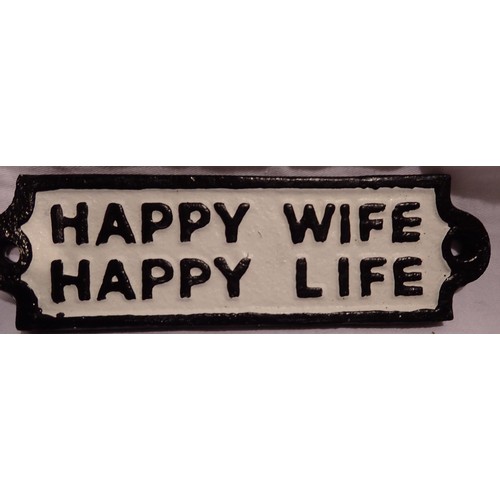 1413 - Cast iron Happy Wife Happy Life sign, W: 10 cm. P&P Group 1 (£14+VAT for the first lot and £1+VAT fo... 