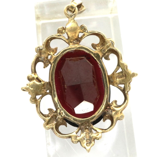 18A - Vintage 1977 9ct gold garnet pendant, fully hallmarked, H: 30 mm, 5.8g. P&P Group 1 (£14+VAT for the... 