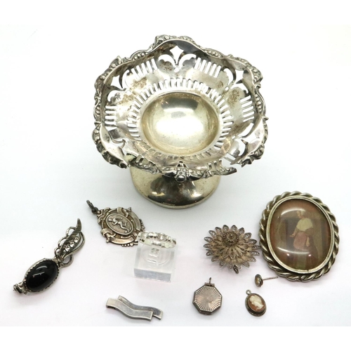 100 - Small quantity of silver including small stemmed dish, brooches, pendants etc, combined 129g. P&P Gr... 