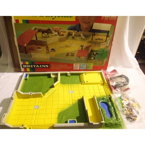 2040 - Britians 4713 farm play base in excellent condition, accessories in sealed bags, box has wear. P&P G... 