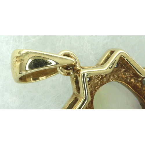30 - 9ct gold flower pendant set with CZ stones and a central opal, L: 19 mm, 2.6g. P&P Group 1 (£14+VAT ... 