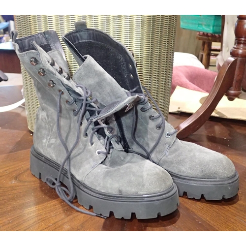 1011 - Pair of ladies size 5 1/2  grey boots. Not available for in-house P&P