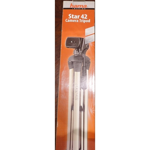 1018 - New old stock Hamma Star 42 1.5m tripod, boxed. P&P Group 2(£18+VAT for the first lot and £3+VAT for... 