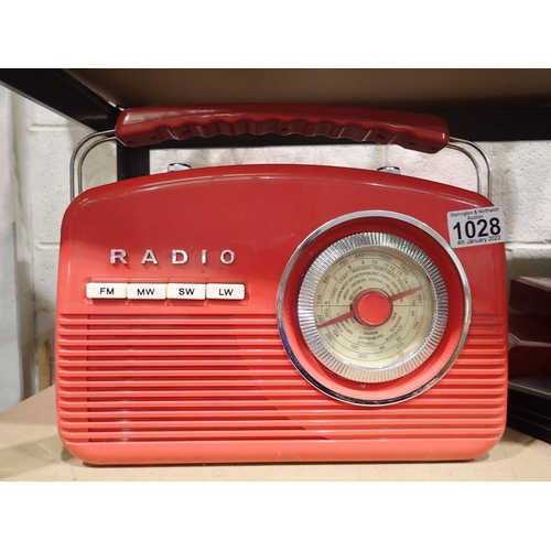 1028 - Akai 4 band retro radio red/cream, working at lotting. P&P Group 1 (£14+VAT for the first lot and £1... 